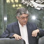 Конституционният съдия Румен Ненков поглежда часовника си