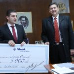 Васил Христов изп. директор на ПИБанк връчи чек за 5000лв. на директора на Софийската математическа гимназия Антони Стоянов