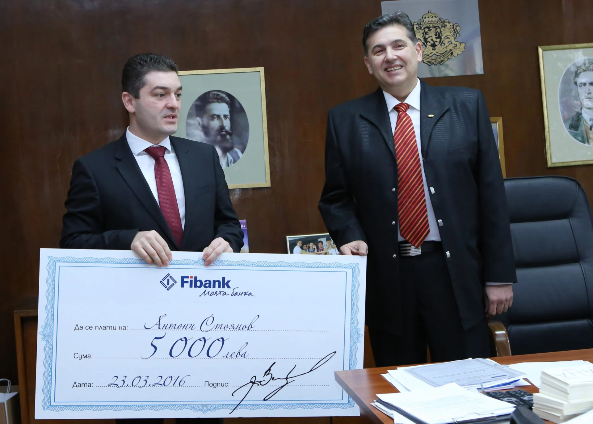 Васил Христов изп. директор на ПИБанк връчи чек за 5000лв. на директора на Софийската математическа гимназия Антони Стоянов