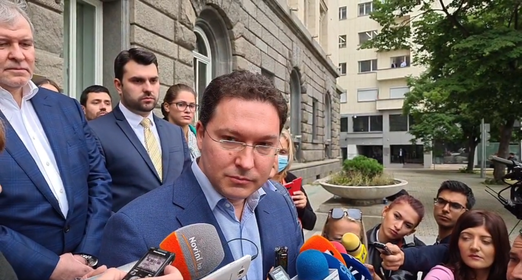 ГЕРБ обвиняват ПП, че бутат страната към нови избори 6 Даниел Митов