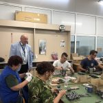 Изпълнителният директор Иван Иванов и ученици на стаж във ВМЗ.