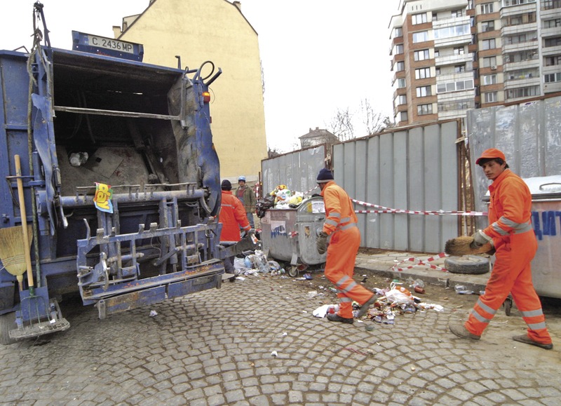 Общините вече ще могат без конкурс да възлагат сметосъбирането на собствени фирми.