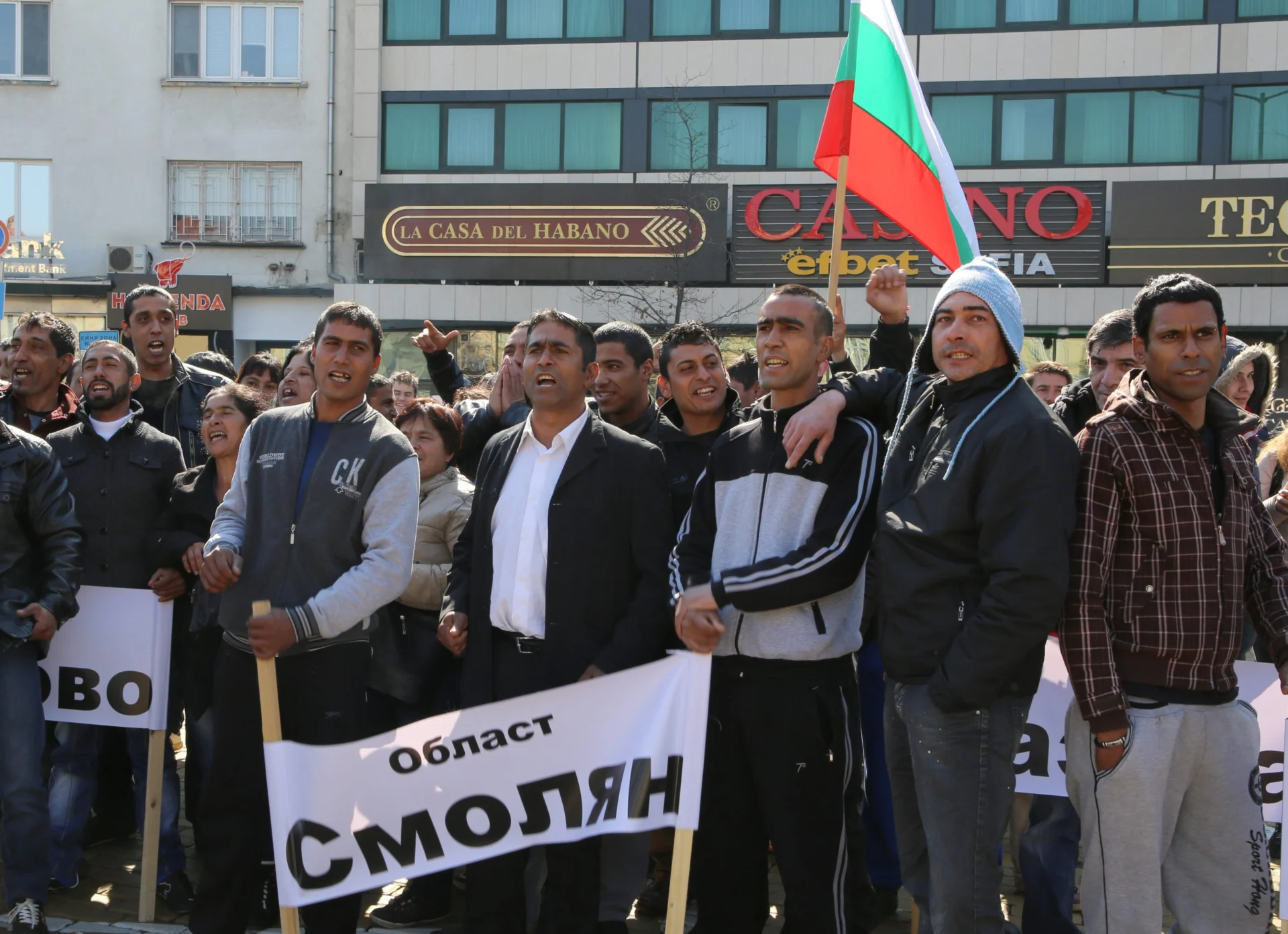 пред сградата на Народното събрание износителите на дървесина и дърводобивните дружества провеждат мирен протест срещу Решението за забрана износа на дървесина в срок от три месеца