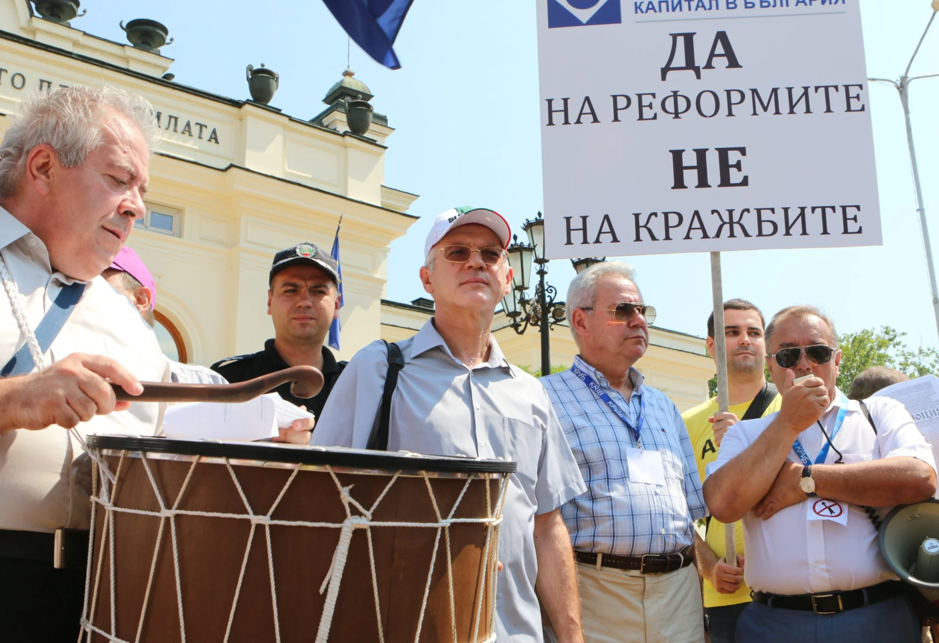 Работодатели и синдикати излязоха на протест в сряда срещу очакваното поскъпване на тока от 1 август. За втори път четирите работодателски организации в страната - КРИБ