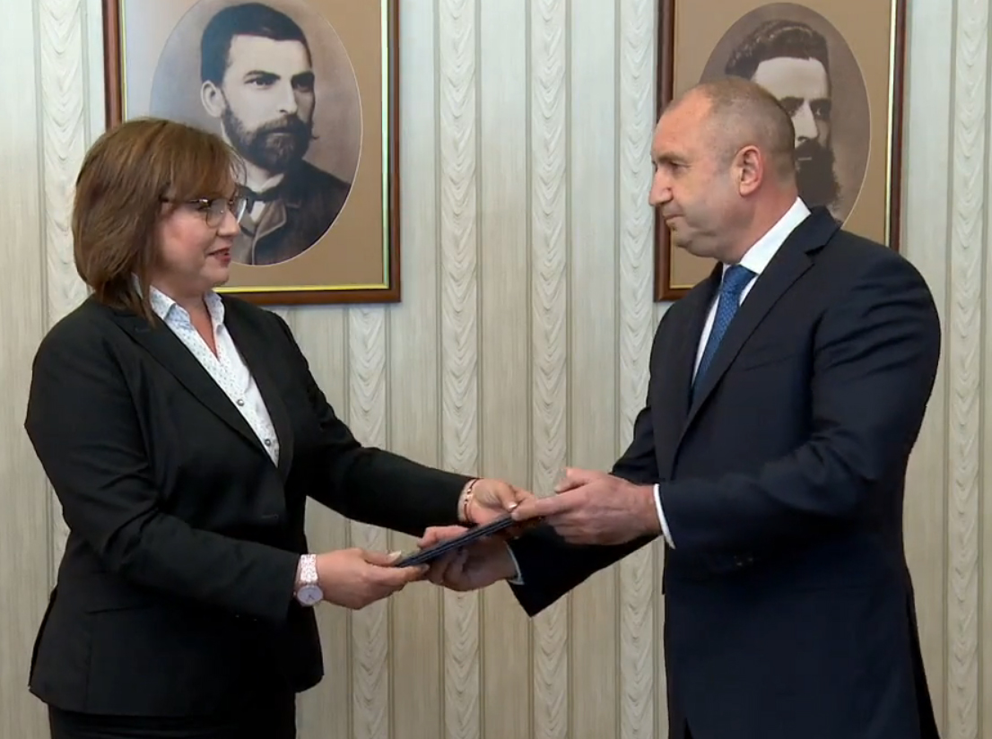 Президентство БСП връща мандата за правителство Корнелия Нинова Румен Радев