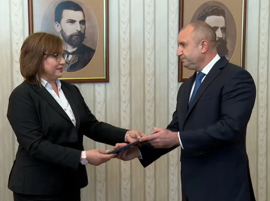 Президентство БСП връща мандата за правителство Корнелия Нинова Румен Радев