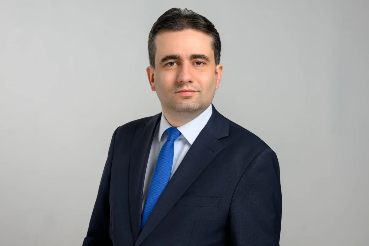Администрацията расте при служебните правителства на Радев, отбеляза Божидар Божанов
