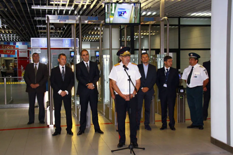 Вицепремиерът Цветан Цветанов открива новите гишета на летище София