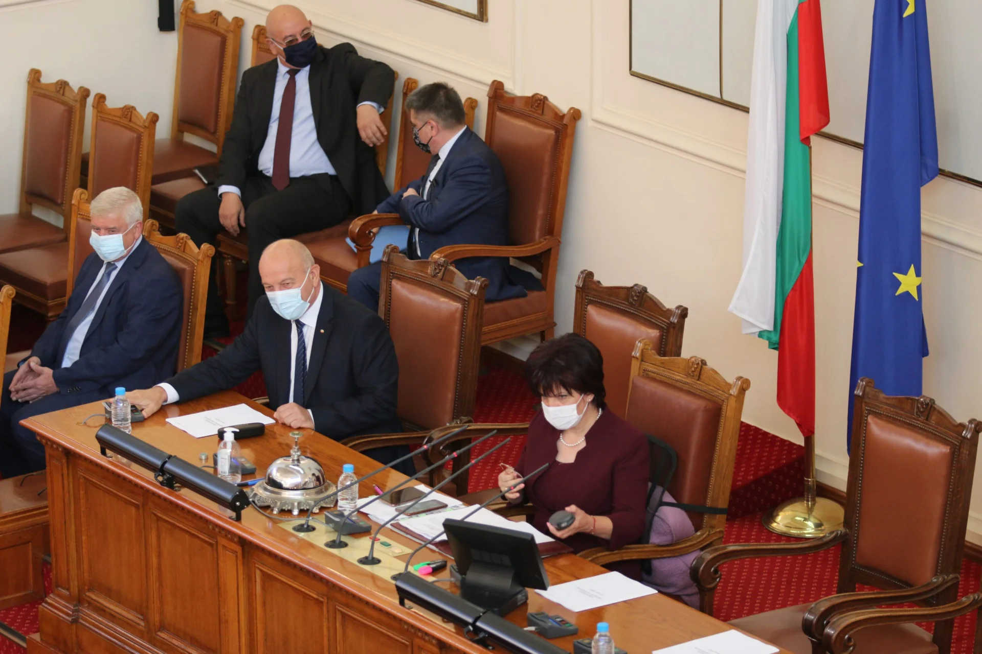 Парламент вот на недоверие