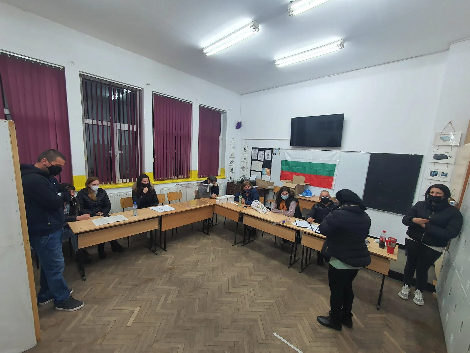 Членове на СИК с часове чакат пристигането на машините за гласуване в Пловдив-област.
