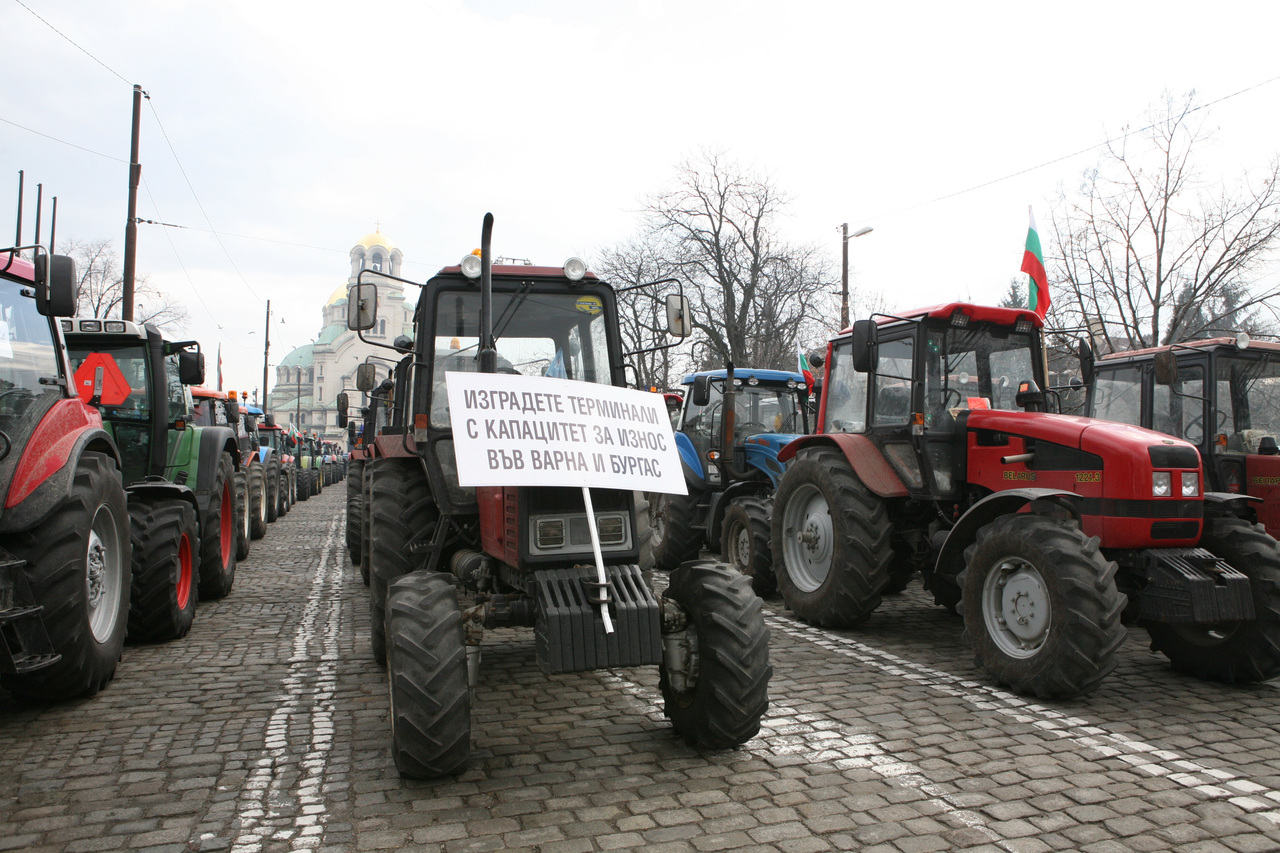 протест на земеделлцизърнопроизводителитрактори