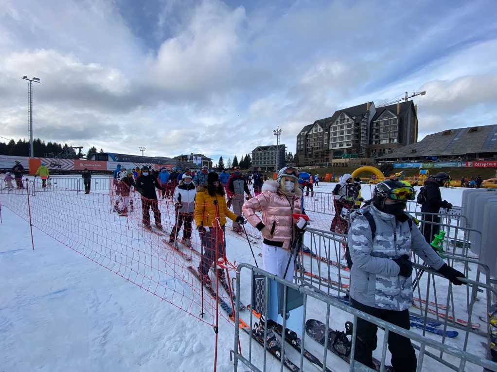 Ски сезонът в България вече започва макар снежната покривка все