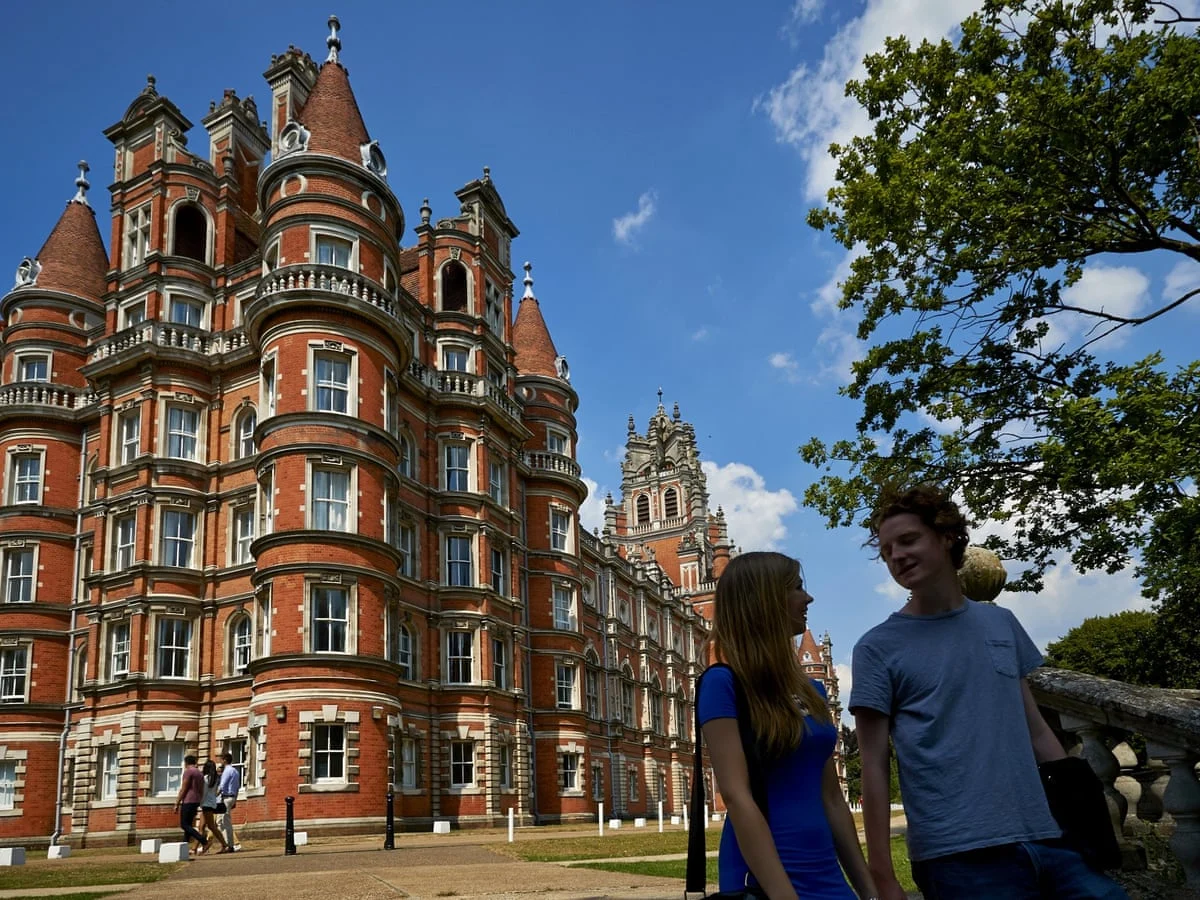 Royal Holloway - University of London чуждестранни студенти великобритания британски университет