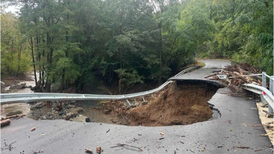 Кметът на Царево: Бедствието е овладяно, но щетите са огромни