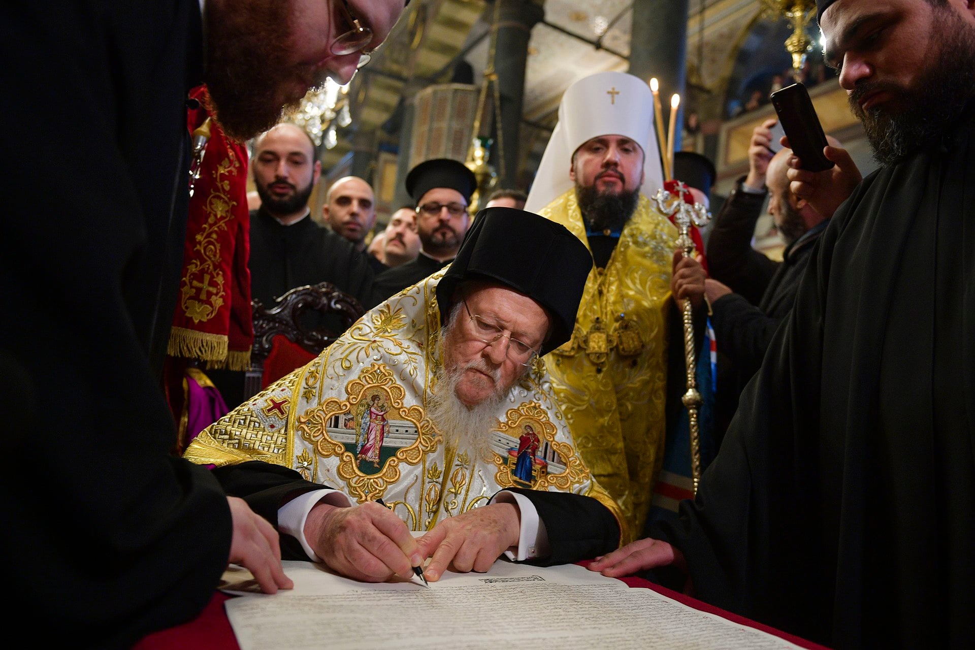 Вселенският патриарх Вартоломей подписва в Истанбул томоса (декрета) за автокефалия на православната църква на Украйна. С този документ се формализира независимостта й от Руската православна църква