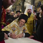 Вселенският патриарх Вартоломей подписва в Истанбул томоса (декрета) за автокефалия на православната църква на Украйна. С този документ се формализира независимостта й от Руската православна църква