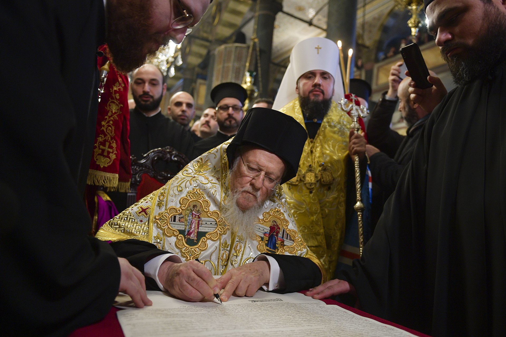 Вселенският патриарх Вартоломей подписва в Истанбул томоса (декрета) за автокефалия на православната църква на Украйна. С този документ се формализира независимостта й от Руската православна църква