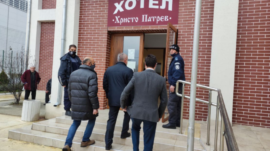 Министър Гълъб Донев посети оцелелите при вчерашния пожар в дом за възрастни хора в село Рояк