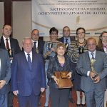 Наградените се събраха за обща снимка.