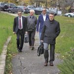 Христо Бисеров и доведеният му син Ивайло Главинков (в средата) изобщо не се притесняват