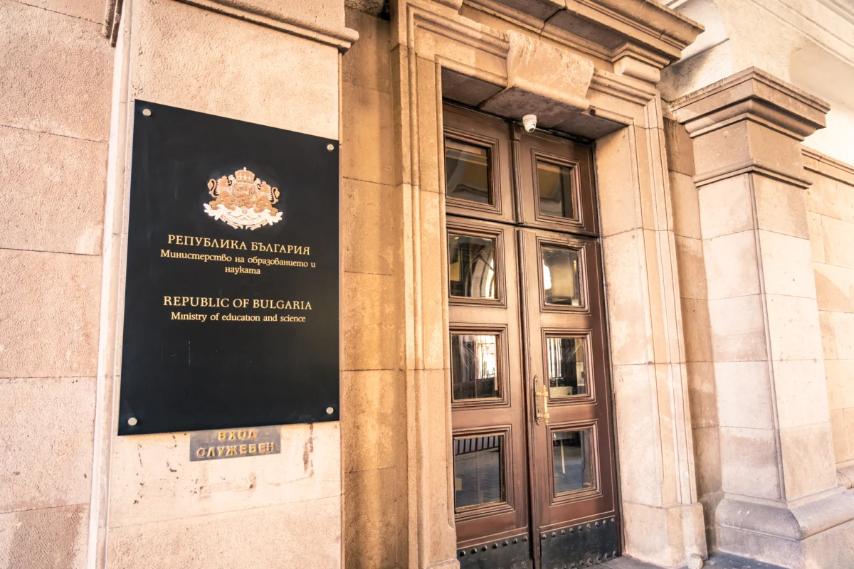 Започва обещаното свиване на администрацията: МОН намалява служителите си от 372 на 351