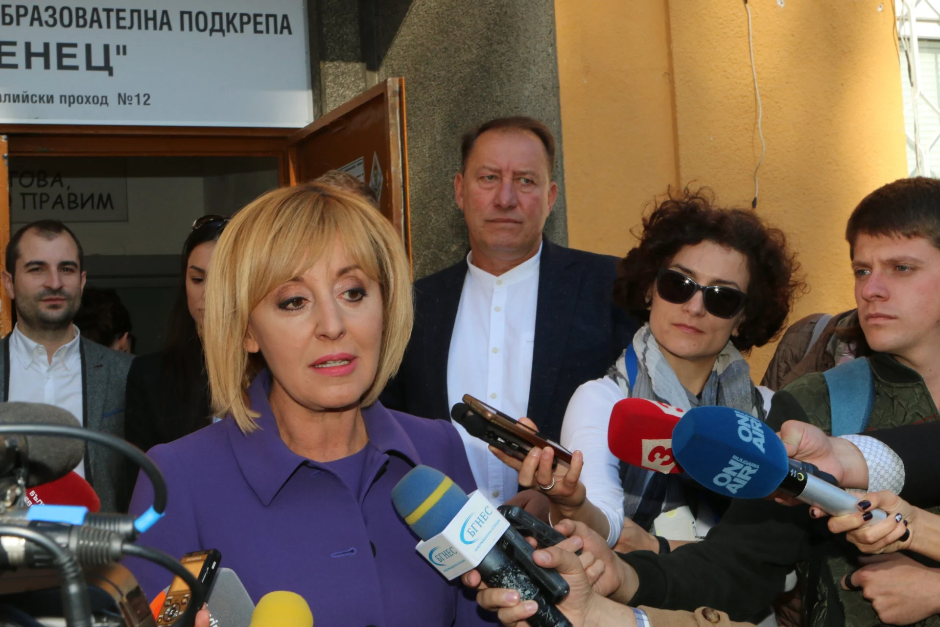 Мая Манолова гласува избори