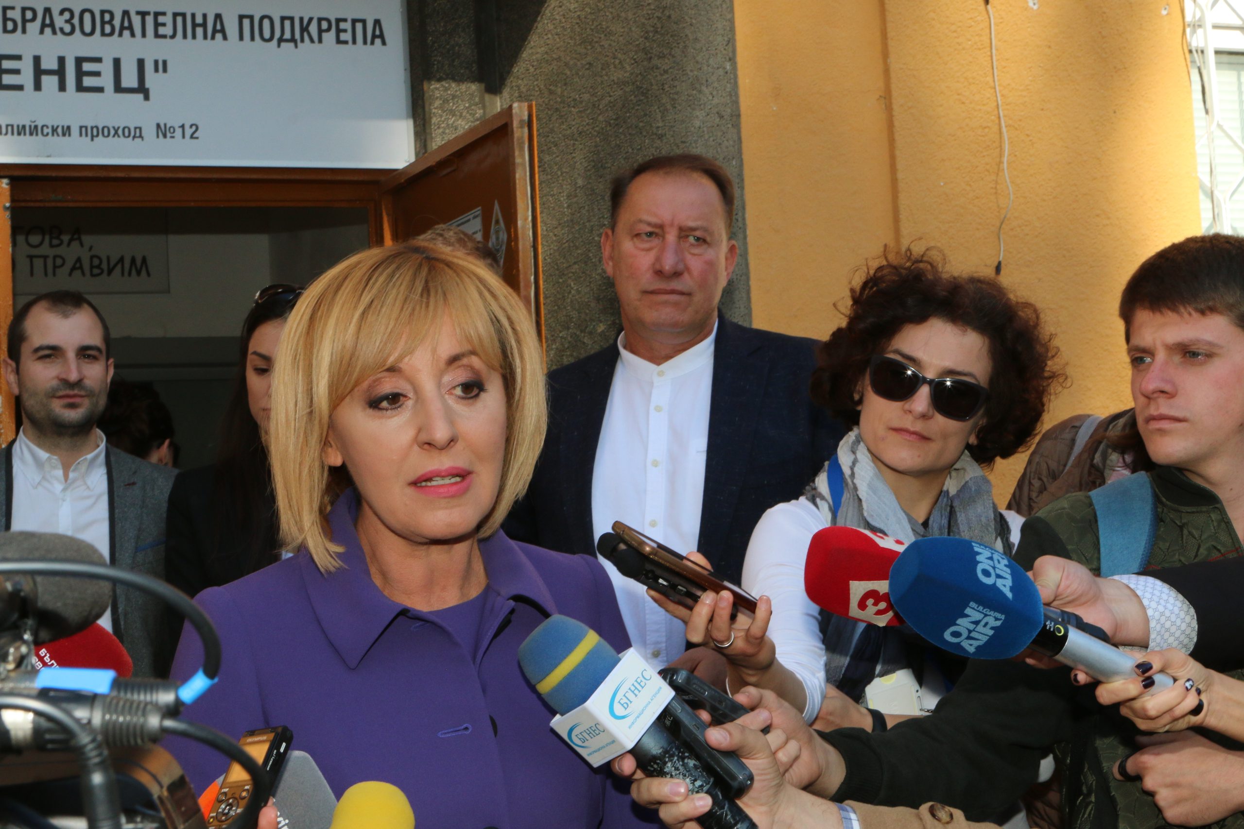 Мая Манолова гласува избори