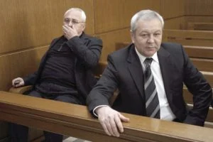 Депутатите от ДПС Митхат Табаков (вдясно) и Гюнай Сефер отново ще се срещат в съда.