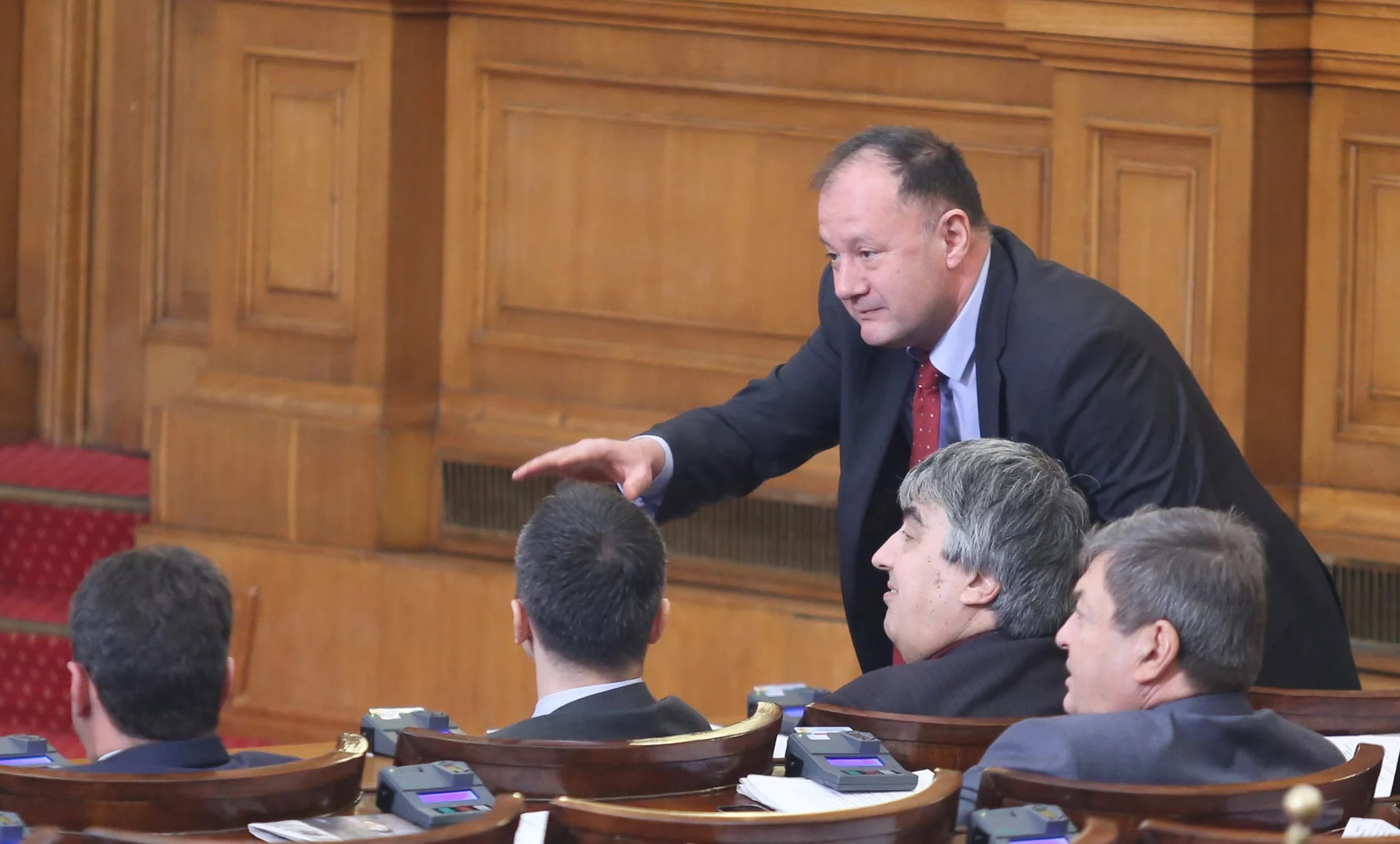Парламент Михаил Миков