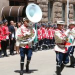 Пред парадния вход на Администрация на Президента държавният глава и учениците  наблюдаваха програма