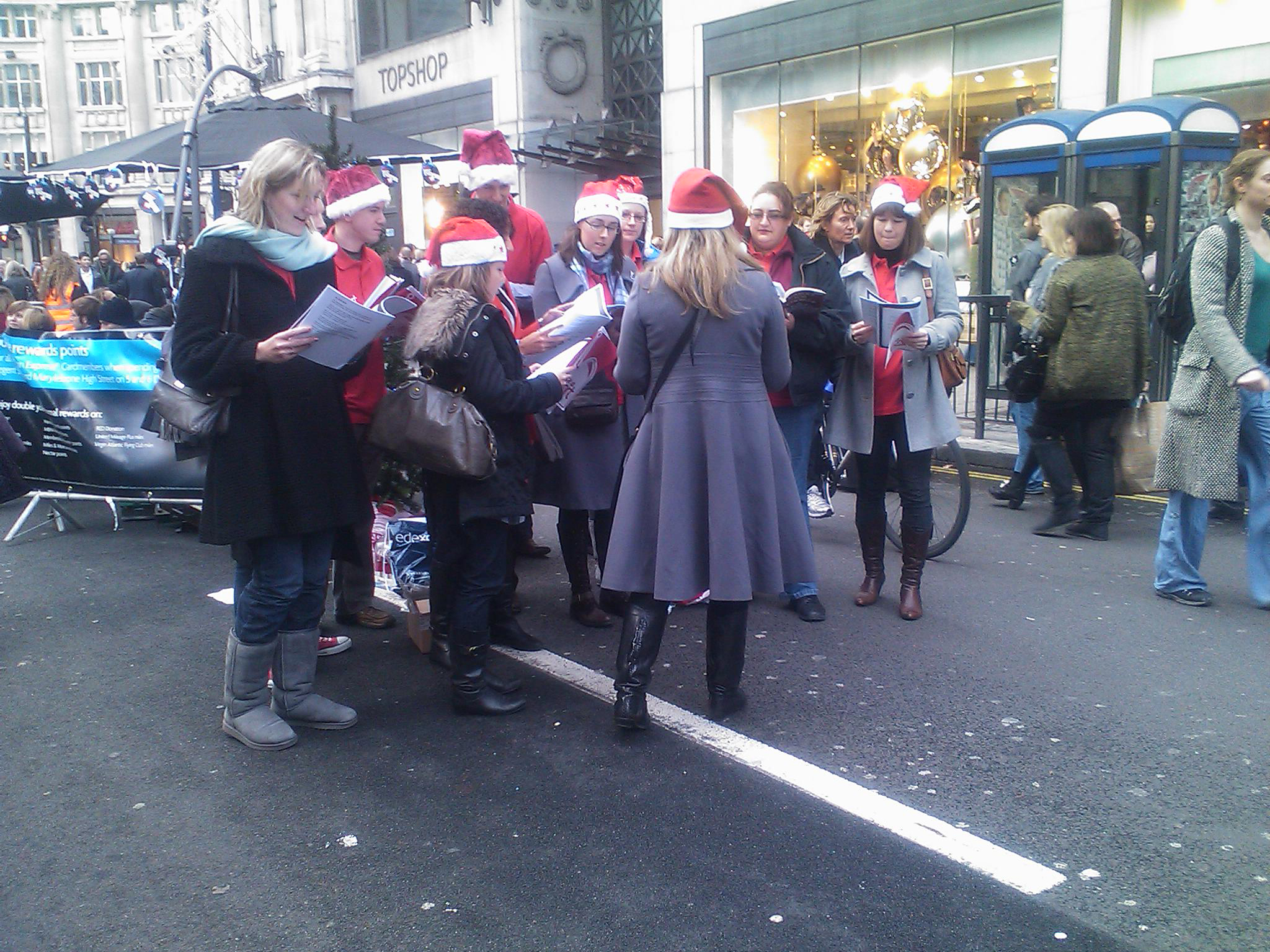 Коледна приказка от Лондон 3 amatiorski hor se podgotvq da pee koledni pesni na ulicata 1