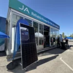 АмонРа поема и сервиза на батериите на JA Solar