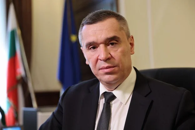 Министър Тахов: Магазините за хората ще бъдат открити непосредствено преди Нова година