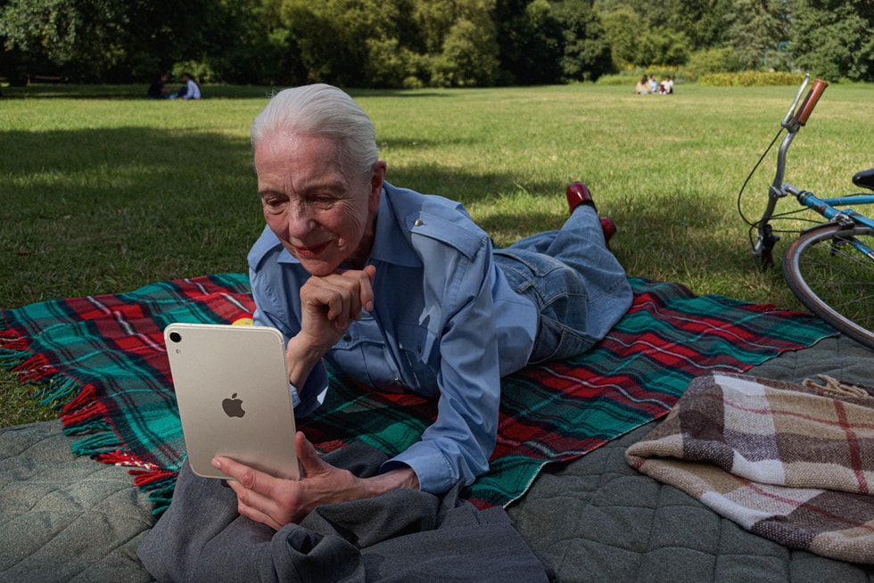 apple ipad mini lifestyle 02 261026 big.jpg.large