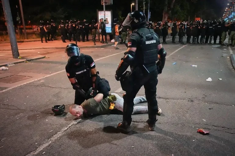 В Сърбия арестуваха 144 участници в протеста „Нека им покажем, че не сме боксова круша“