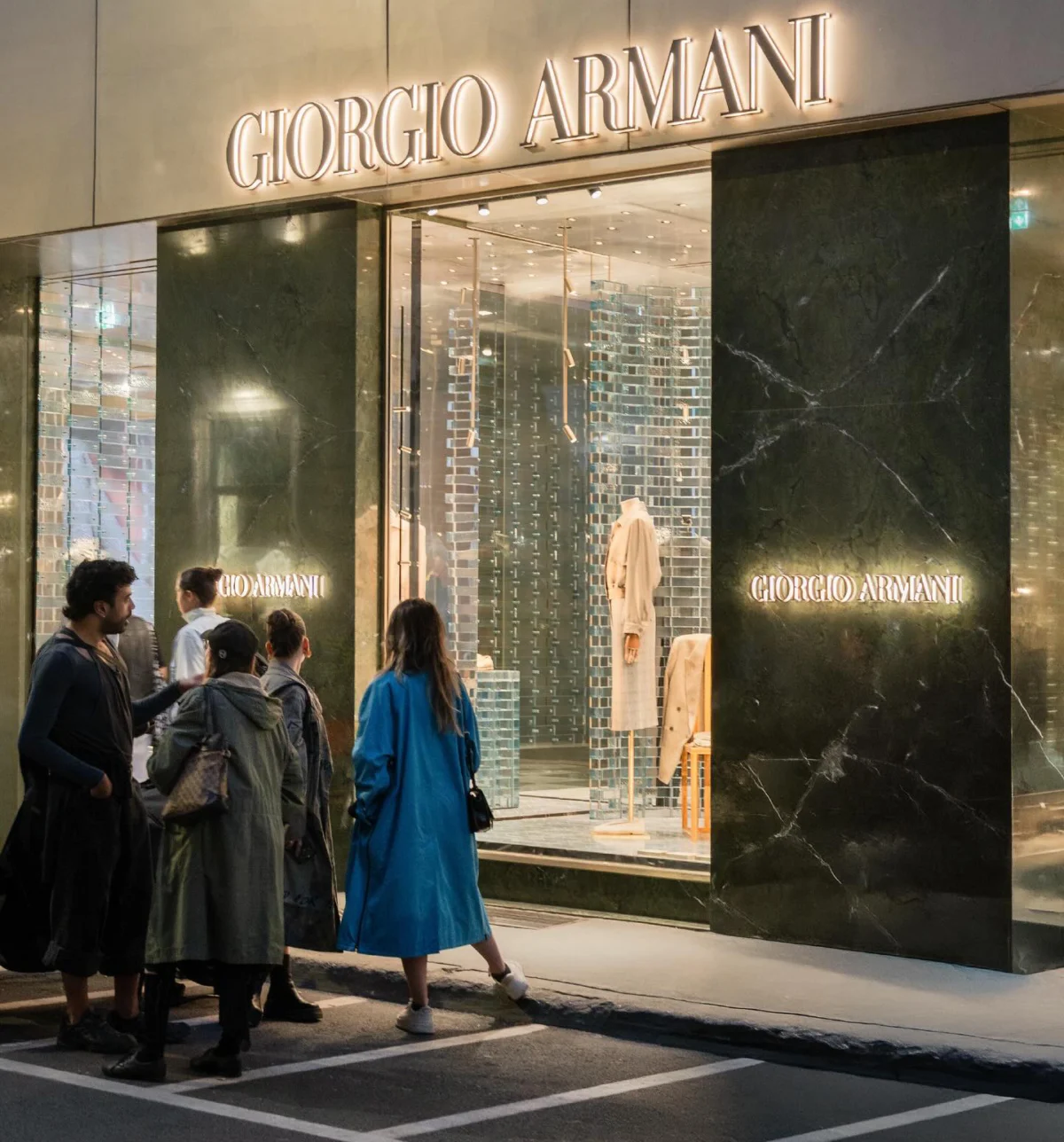 Armani готви продажба на дял от 15% на три луксозни марки - LVMH, L’Oreal и EssilorLuxottica