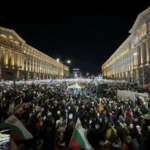 България навлиза в нова политическа несигурност след протестите и оставката на правителството, пише "Асошиейтед прес"