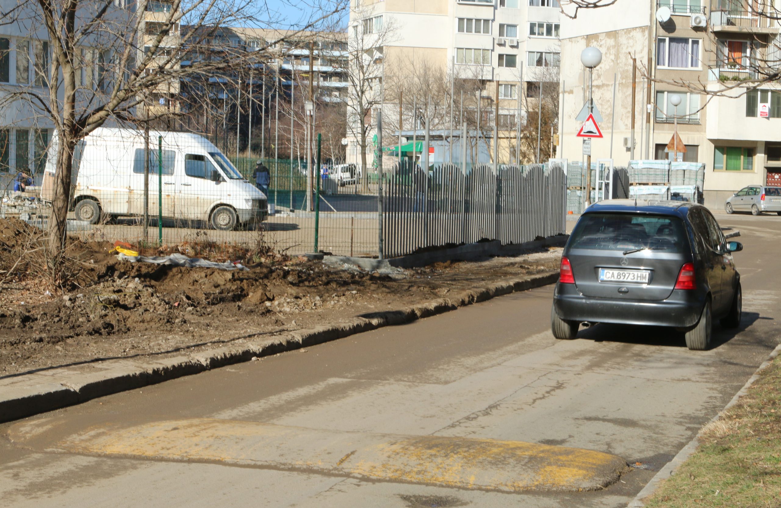 Легнал полицай гърбица пешеходна пътека