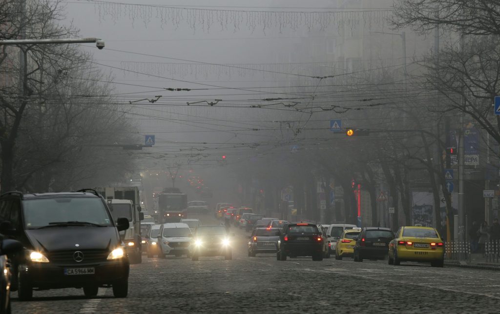 Мръсен въздух. Забраняват движението на замърсяващите въздуха автомобили в центъра на София
