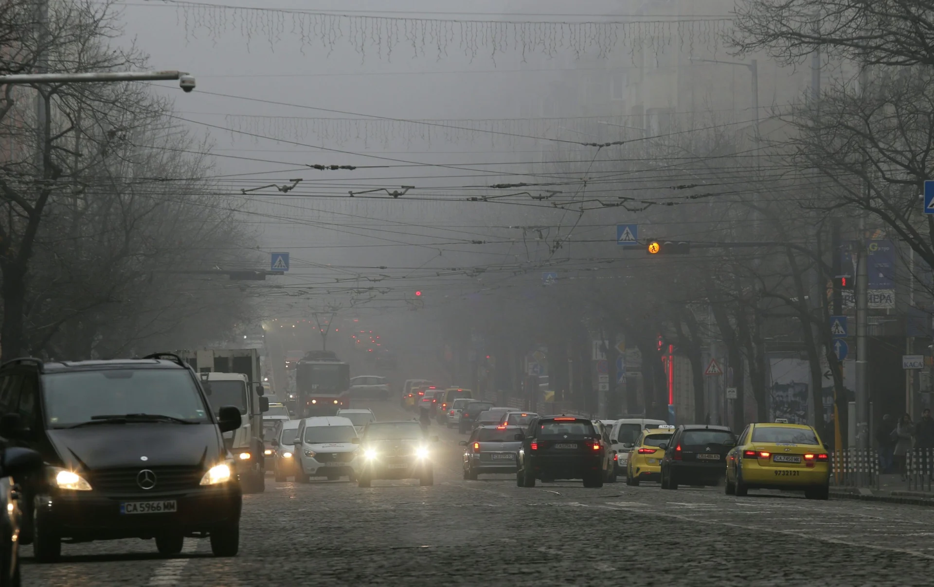 Мръсен въздух. Забраняват движението на замърсяващите въздуха автомобили в центъра на София
