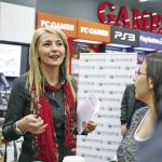 Привлекателни момичета предлагат бързи кредити за закупуване на бяла и черна техника във всички по-големи магазини.
