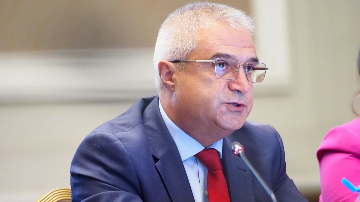 Бизнесът одобрява стъпките за редукция на администрацията