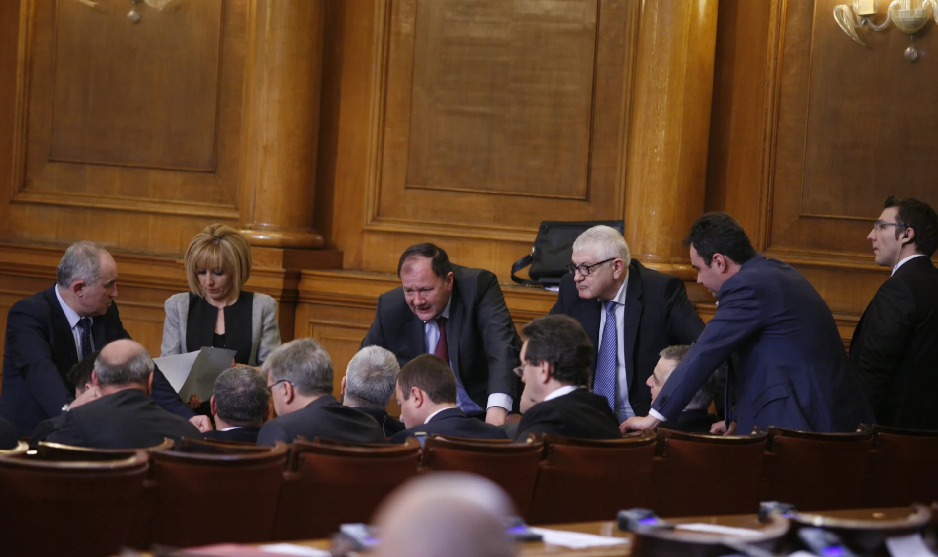 Парламент гласуване на външен дълг Мая Манолова Михаил Миков Петър Кънев