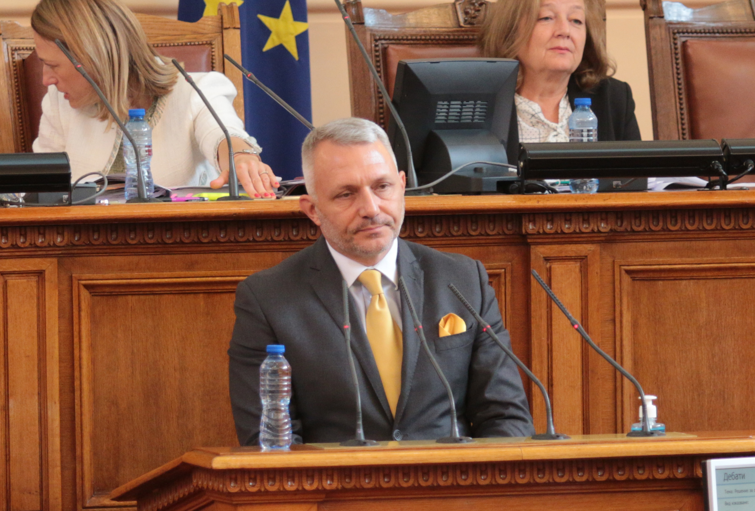 Парламент Николай Хаджигенов Изправи се