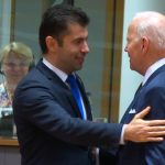 Премиерът на България Кирил Петков (вляво) и президентът на САЩ Джо Байдън