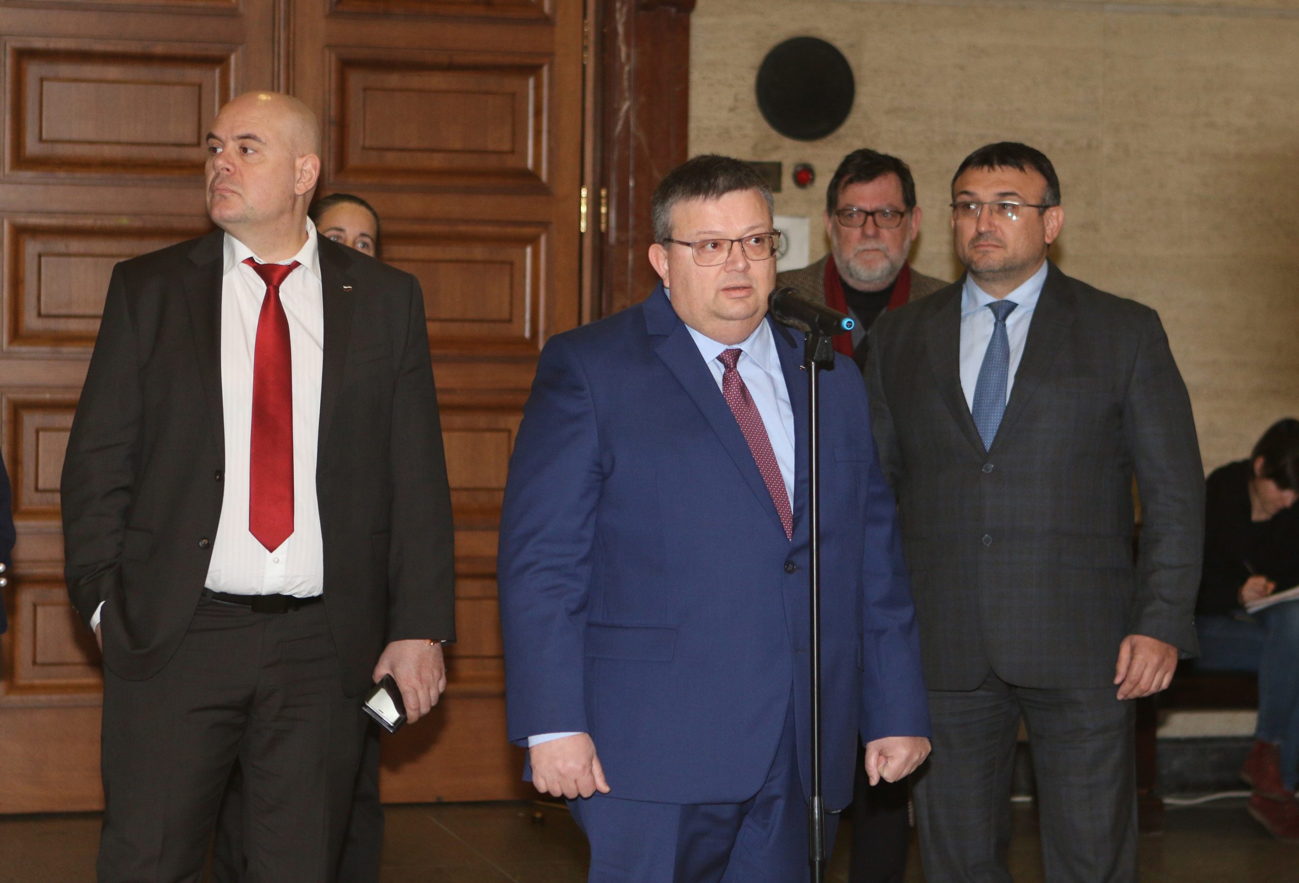 Младен Маринов и Сотир Цацаров откриха изложба на ученици от Художествената гимназия в съдебната палата