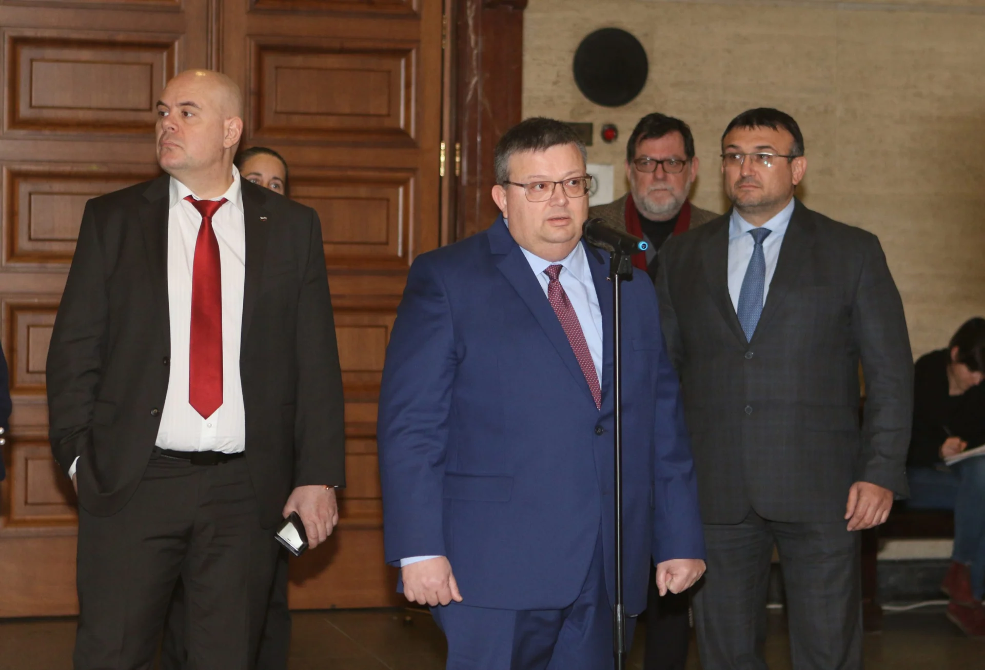 Младен Маринов и Сотир Цацаров откриха изложба на ученици от Художествената гимназия в съдебната палата