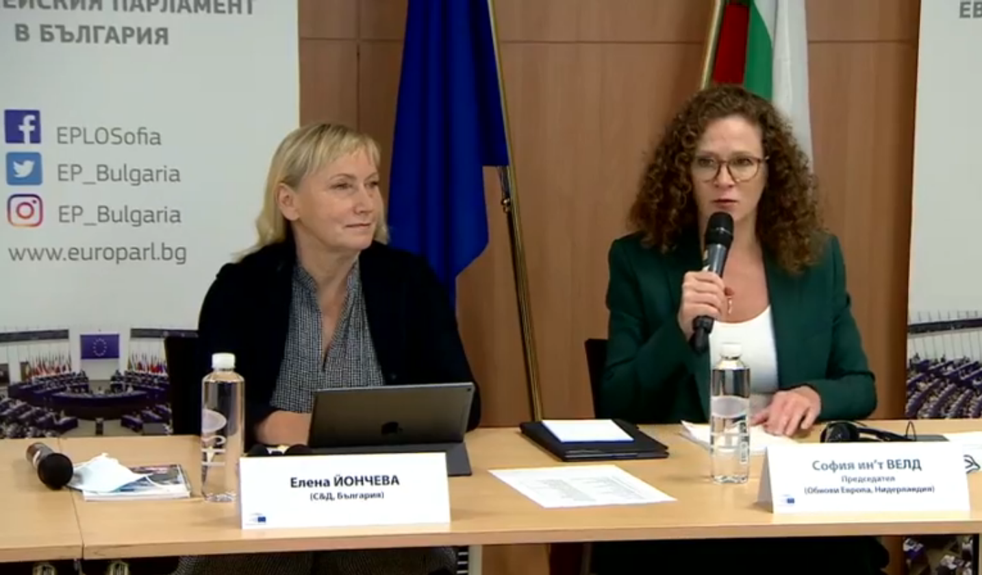 Елена Йончева и София ин'т Велд от комисията LIBE