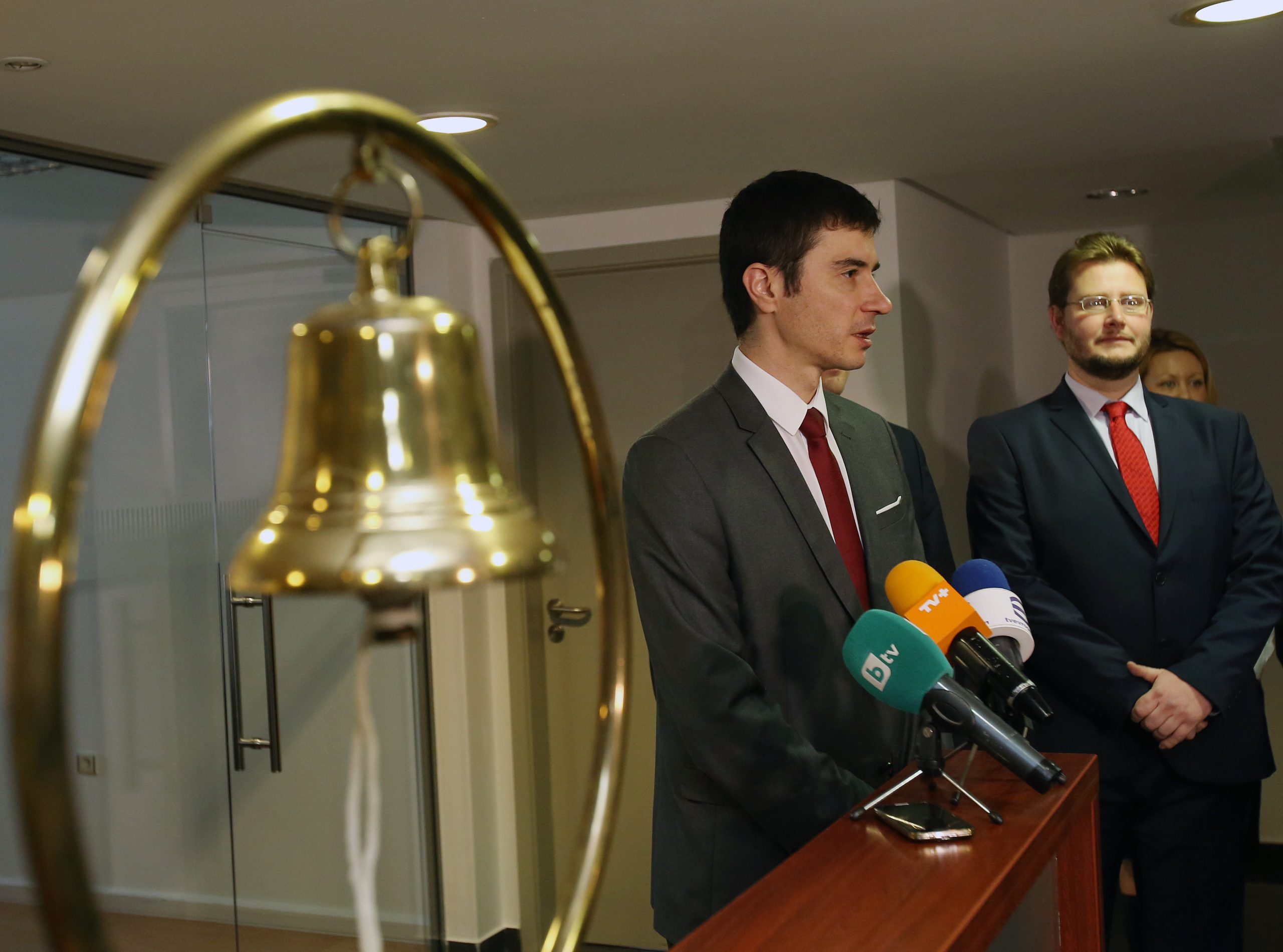 БФБ служебните министри на икономиката и енергетиката Теодор Седларски и Николай Павлов заедно с ръководството на Българска фондова борса-София официален старт на инициативата „Ден за акции“ в в Българска Фондова Борса- София