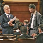 Членовете на комисията Венцислав Лаков и Рамадан Аталай обсъждат изводите в доклада.
